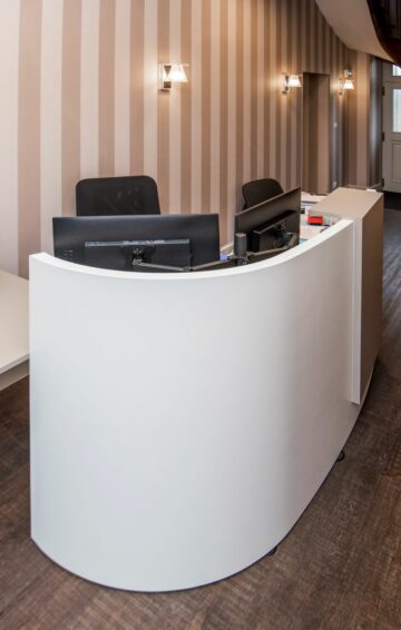 Réalisation d’une banque d’accueil sur-mesure près d’Angers