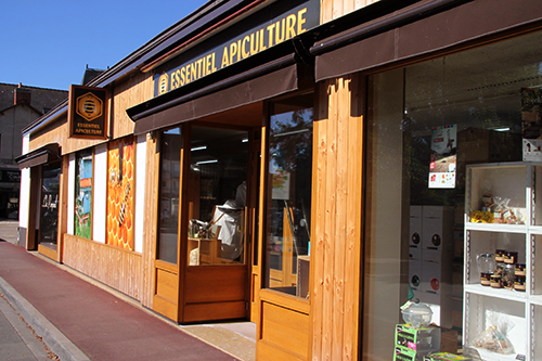 La menuiserie Brossard habille la devanture de Essentiel Apiculture