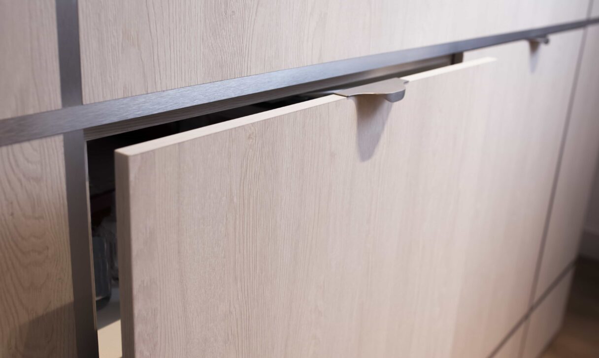 Habillage mural sur-mesure d’une ancienne cheminée près d’Angers