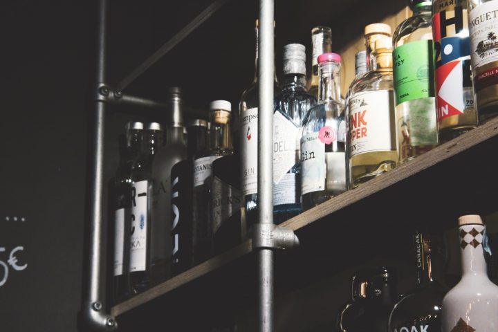 Du mobilier sur mesure pour le bar à Angers, une fille et des quilles