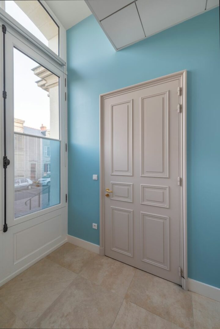 Réalisation d’une moulure de porte sur-mesure près d’Angers
