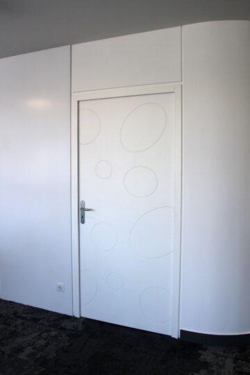 porte en bois blanche