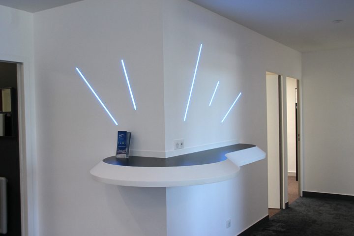 table contre mur entreprise